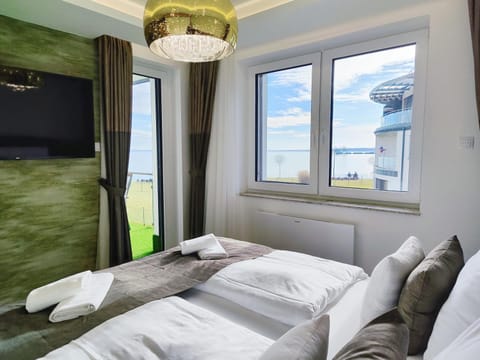 Bed, Bedroom, Lake view