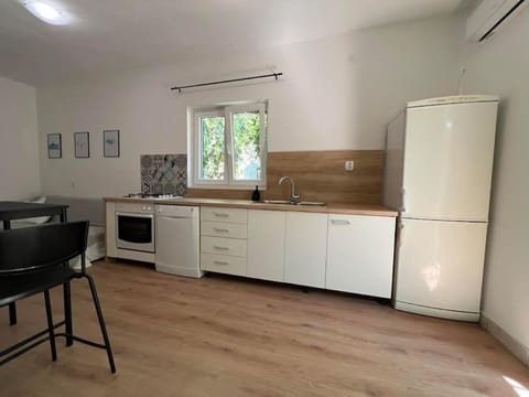 Kućica uz more s privatnim dvorom House in Šibenik-Knin County, Croatia