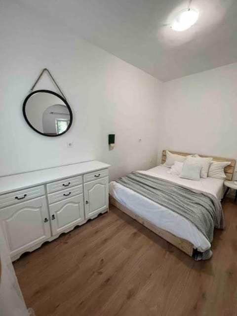 Kućica uz more s privatnim dvorom House in Šibenik-Knin County, Croatia