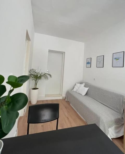 Kućica uz more s privatnim dvorom House in Šibenik-Knin County, Croatia