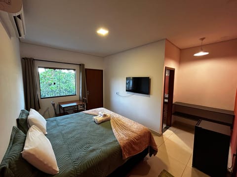 Bed, TV and multimedia, Photo of the whole room, Bedroom