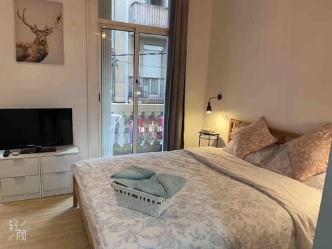 Bed, TV and multimedia, Bedroom