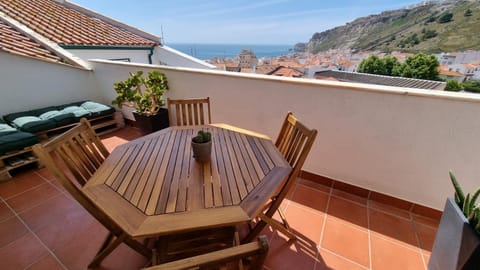 Natural landscape, View (from property/room), Balcony/Terrace, Dining area, Sea view