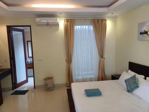 Bed, TV and multimedia, Photo of the whole room, Bedroom, towels, air conditioner