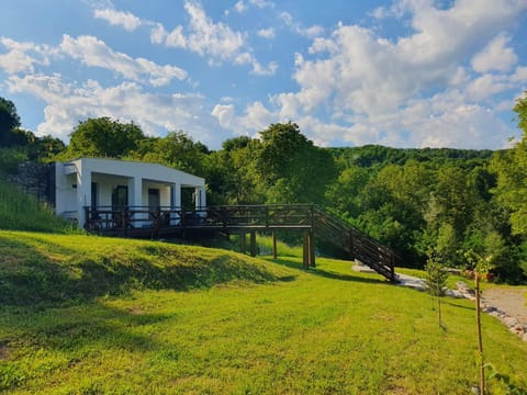 Property building, Day, Natural landscape, Garden, Garden view, Mountain view
