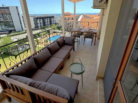Natural landscape, View (from property/room), Balcony/Terrace, Seating area, Sea view, Swimming pool