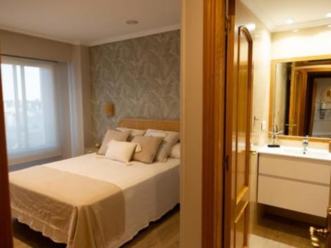 Bed, Bathroom, Photo of the whole room, Bedroom