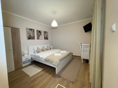 Bed, TV and multimedia, Photo of the whole room, Bedroom, towels, wardrobe