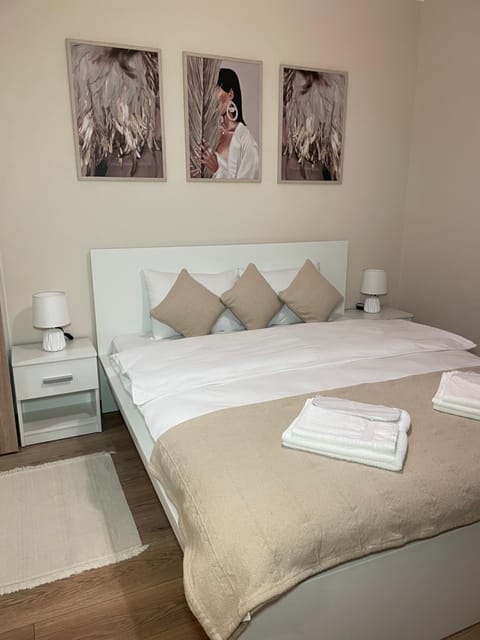 Bed, Bedroom, towels