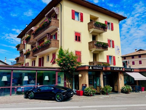 Property building, Day, Neighbourhood, Street view, Location, Parking