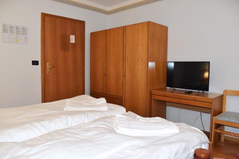 Bed, TV and multimedia, Photo of the whole room, Bedroom, Quiet street view, wardrobe