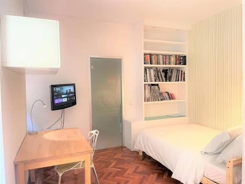 Bed, Library, TV and multimedia, Photo of the whole room, Bedroom