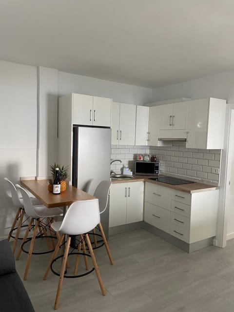 Coffee/tea facilities, Kitchen or kitchenette, Dining area, minibar, stove, toaster