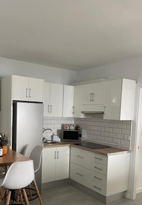 Kitchen or kitchenette, Dining area, minibar, stove, toaster