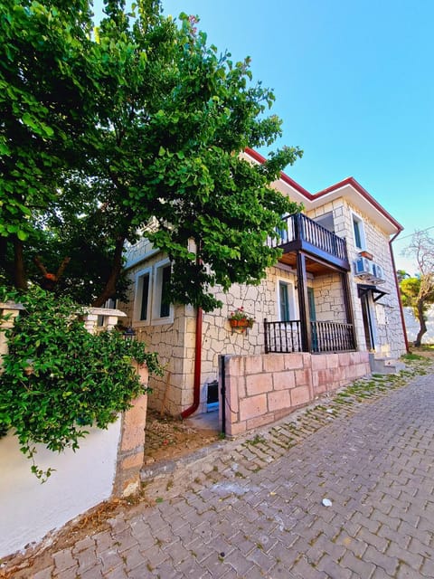 Property building, Day, Neighbourhood, Street view