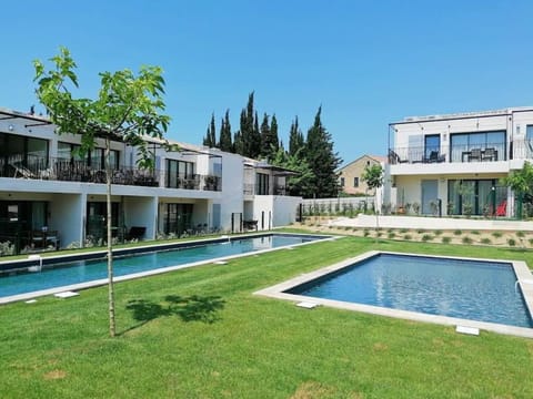 Property building, Garden, Garden view, Pool view, Swimming pool, sunbed