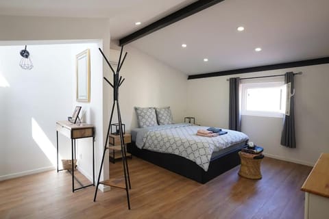 Bed, Photo of the whole room, Bedroom