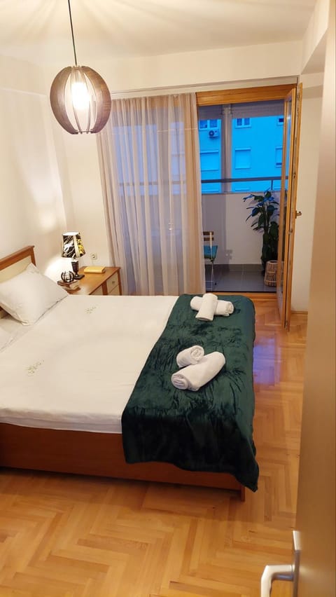 Bed, Bedroom, towels