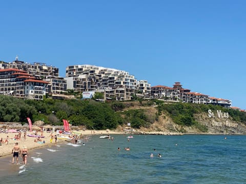 Property building, Nearby landmark, People, Natural landscape, Beach, Sea view, group of guests