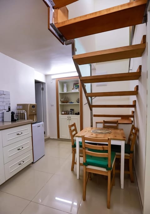 Kitchen or kitchenette, Seating area