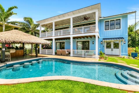 Property building, Day, Pool view, Swimming pool