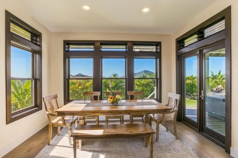 View (from property/room), Dining area, Mountain view