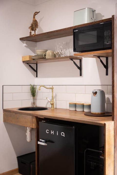 Kitchen or kitchenette, minibar