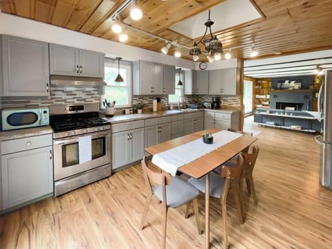 Kitchen or kitchenette, Dining area, minibar, pet friendly, stove, toaster