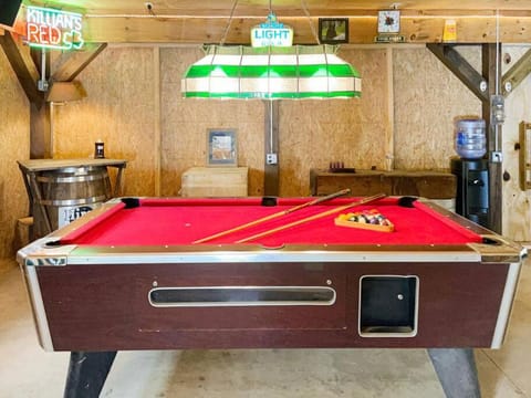 Billiard, Game Room