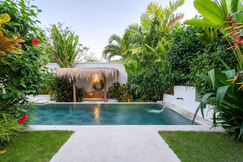 Villa Ruta II - Luxury 2BR tropical villa next to Luna BC and Nyanyi beach Villa in Kediri