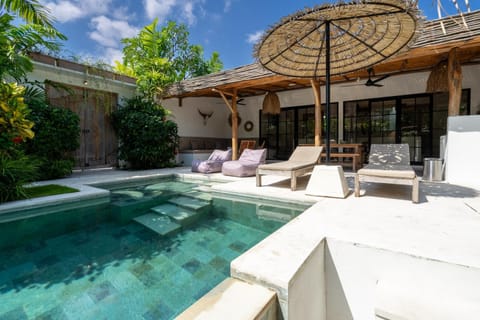 Villa Ruta II - Luxury 2BR tropical villa next to Luna BC and Nyanyi beach Villa in Kediri