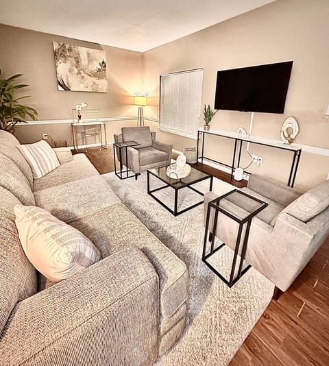 Short Walk to JSU Stadium, Hospitals, and Bars in Fondren Apartment in Flowood