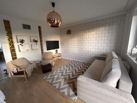 Communal lounge/ TV room, TV and multimedia, Living room, Seating area, Evening entertainment