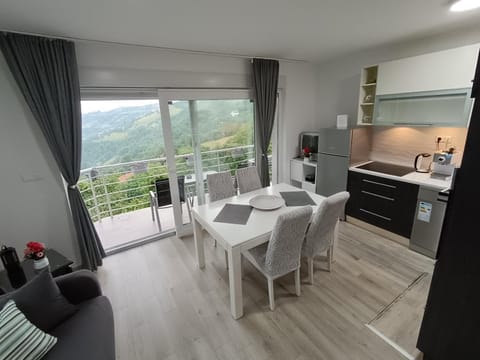 Natural landscape, Kitchen or kitchenette, Living room, Seating area, Mountain view, stove