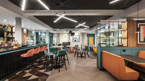 Restaurant/places to eat, Lounge or bar, Food and drinks, Seating area, Dining area, Food, Lunch, Dinner, Drinks, Alcoholic drinks, Non alcoholic drinks