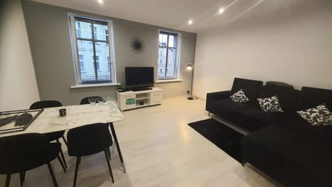 Communal lounge/ TV room, TV and multimedia, Living room, Seating area, Dining area