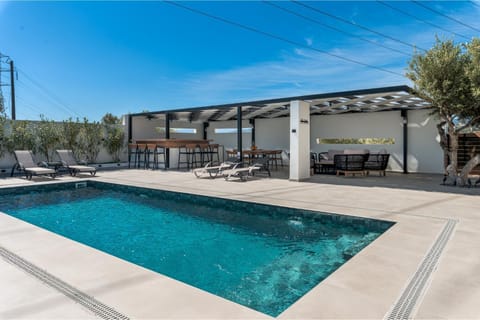 Patio, Day, Lounge or bar, Seating area, Dining area, Pool view, Swimming pool, minibar, sunbed
