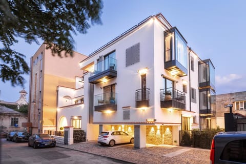 Property building, Day, Neighbourhood, Street view, Location, Parking