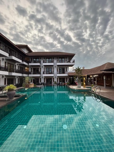 Day, Pool view