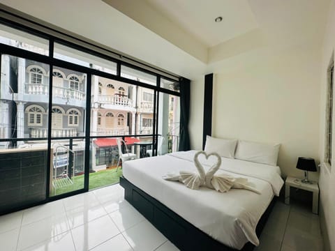 Bed, Photo of the whole room, Bedroom, towels