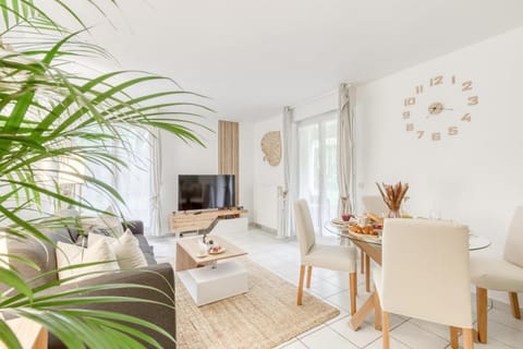 Communal lounge/ TV room, Living room, Seating area