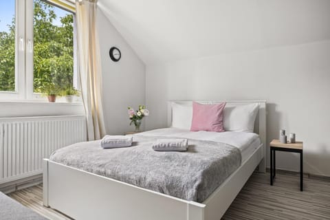 Bed, Living room, Bedroom