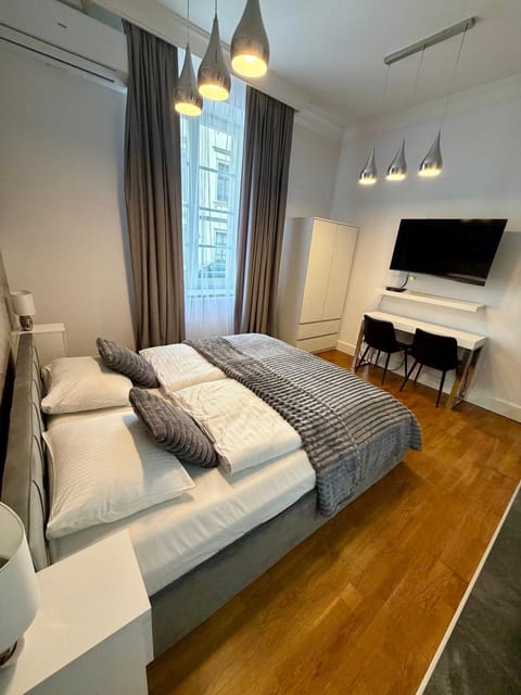 Bed, TV and multimedia, Photo of the whole room
