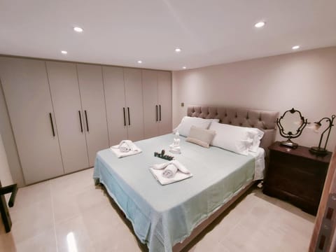 Photo of the whole room, Bedroom, wardrobe