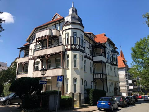 Property building, Day, Neighbourhood, Street view, Location, Parking