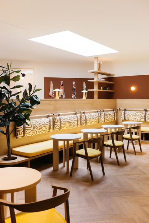 Restaurant/places to eat, Seating area