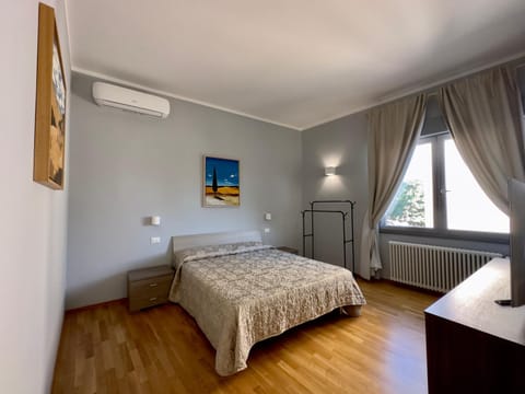 Bed, Photo of the whole room, Bedroom, internet, air conditioner