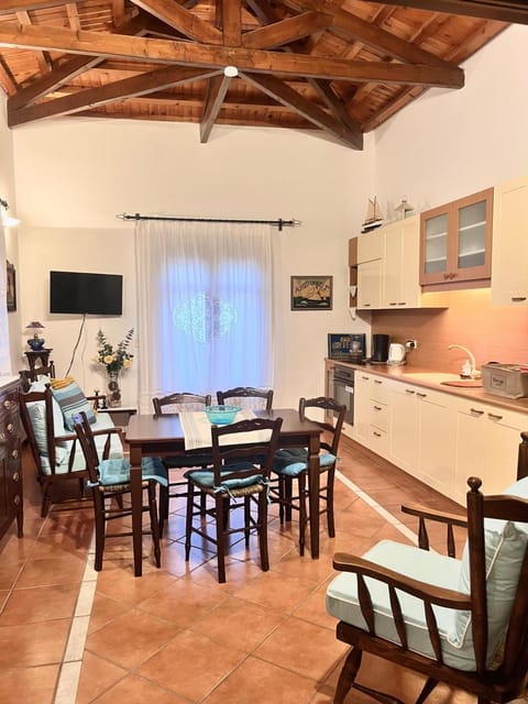 TV and multimedia, Kitchen or kitchenette, Living room, Seating area, Dining area, pet friendly, stove