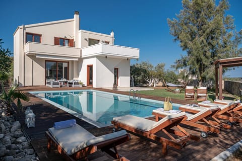 Property building, Day, Pool view, Swimming pool, Swimming pool, sunbed