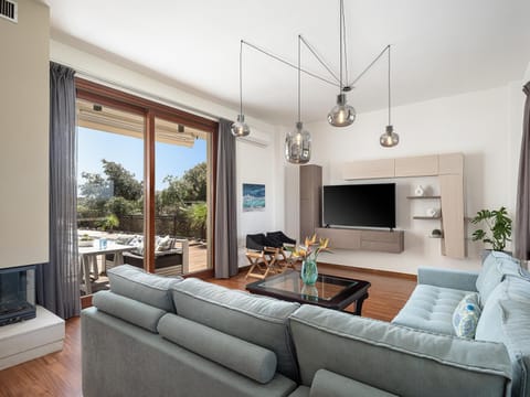 Communal lounge/ TV room, Communal lounge/ TV room, TV and multimedia, Living room, Seating area, Evening entertainment